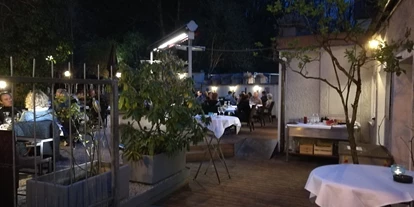 Essen-gehen - Mahlzeiten: Abendessen - Salzburg-Stadt (Salzburg) - Gastgarten neben dem Restaurant - Osteria Cavalli