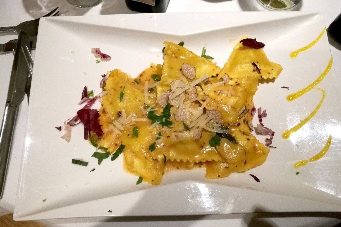 Restaurant: Hausgemachte Ravioli mit Trüffel gefüllt mit Salbei, Butter und Parmesan - Osteria Cavalli