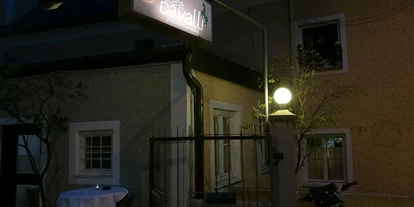 Essen-gehen - Mahlzeiten: Abendessen - Salzburg-Stadt (Salzburg) - Zugang zum Gastgarten. Der historische Almkanal geht direkt daneben unter dem Haus hervor. - Osteria Cavalli