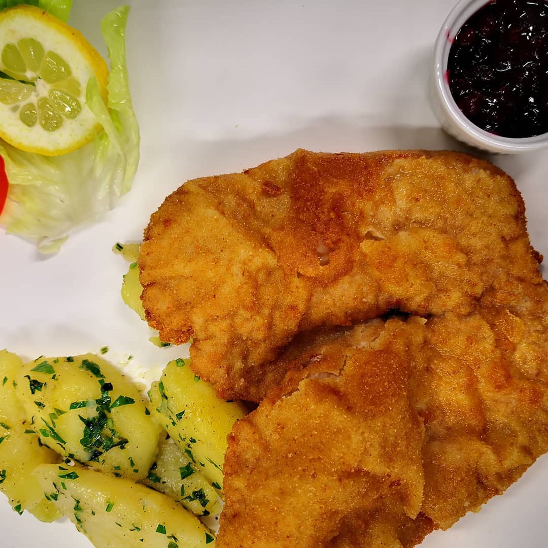 Restaurant: Schnitzel mit Petersilienkartoffeln - Hapimag Resort Zell am See - Restaurant "Insa's"