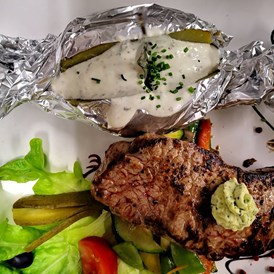Restaurant: Steak mit Ofenkartoffeln - Hapimag Resort Zell am See - Restaurant "Insa's"