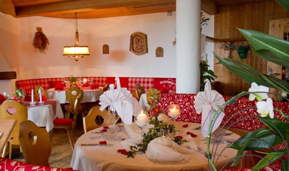 Essen-gehen - Sitzplätze im Freien - Tirol - In der gemütlichen Achenseestube haben wir platz bis 60 Personen - Kirchenwirt in Maurach Achensee