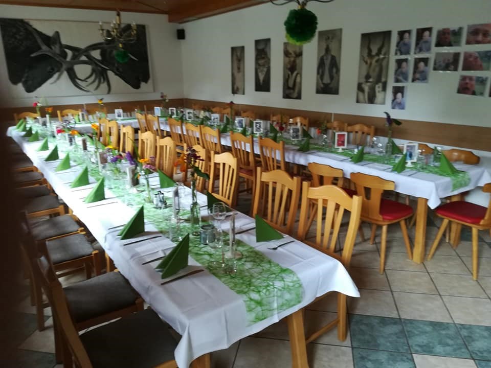 Essen-gehen - rollstuhlgerecht - Wienerwald Süd-Alpin - Saal im Gasthaus zur Dorfwirtin - Gasthaus zur Dorfwirtin