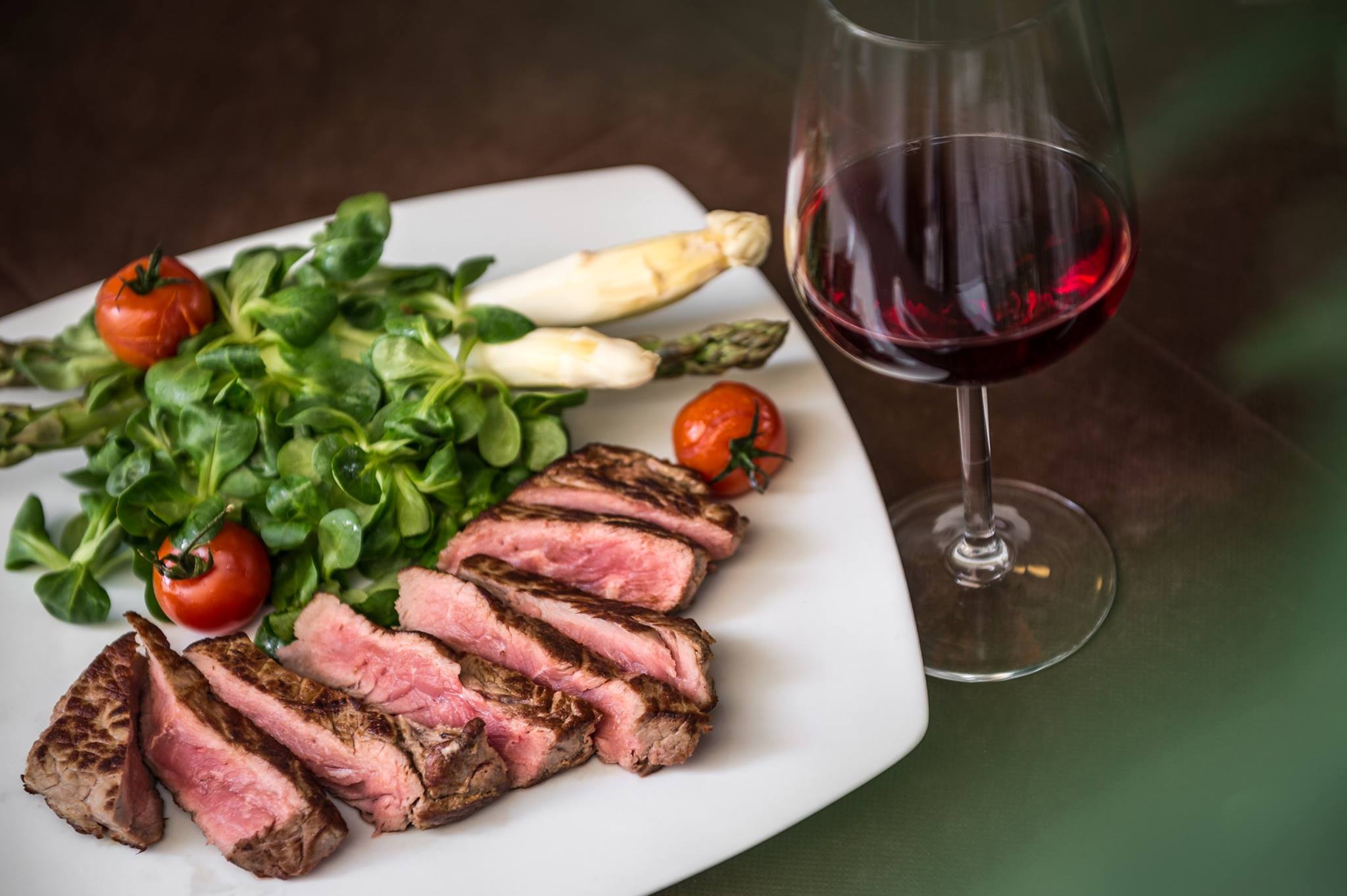 Essen-gehen - Gerichte: Desserts - Trentino-Südtirol - Rinds-Tagliata auf Feldsalat mit weissem Spargel und Bozner Sauce - Aida Restaurant / Pizzeria