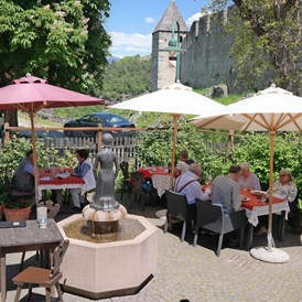 Restaurant: Idyllischer Gastgarten zwischen Kirche und Schloß mit Blick auf die Zillertaler Alpen - Restaurant Turmwirt