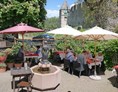 Restaurant: Idyllischer Gastgarten zwischen Kirche und Schloß mit Blick auf die Zillertaler Alpen - Restaurant Turmwirt