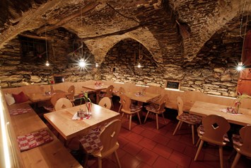Restaurant: Das Restaurant Hilberkeller befindet sich in einem ehemaligen alten Weinkeller, dessen Gebäude über 600 Jahre alt ist. - Restaurant Hilberkeller