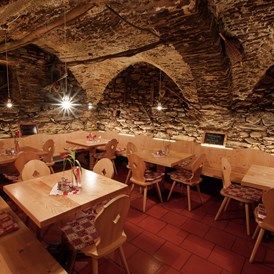 Restaurant: Das Restaurant Hilberkeller befindet sich in einem ehemaligen alten Weinkeller, dessen Gebäude über 600 Jahre alt ist. - Restaurant Hilberkeller