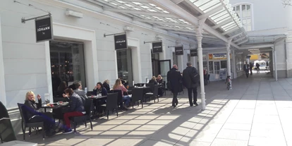 Essen-gehen - Mahlzeiten: Abendessen - Salzburg-Stadt (Salzburg) - Das Restaurant Johann mit Sitzgelegenheiten direkt im Bahnhofsgebäude als auch davor - Das Johann - Wiener Cafe und Restaurant