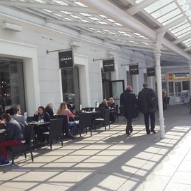 Restaurant: Das Restaurant Johann mit Sitzgelegenheiten direkt im Bahnhofsgebäude als auch davor - Das Johann - Wiener Cafe und Restaurant