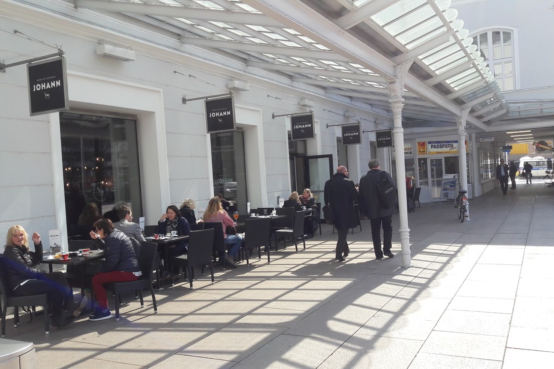 Restaurant: Das Restaurant Johann mit Sitzgelegenheiten direkt im Bahnhofsgebäude als auch davor - Das Johann - Wiener Cafe und Restaurant