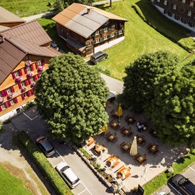 Restaurant: Außenansicht Hotel & Gastgarten - Hotel Gasthof Adler