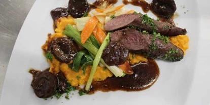 Essen-gehen - Ambiente: klassisch - Hasenrücken an Süßkartoffelpüree mit Gemüse - Hotel Brauereigasthof Amberger