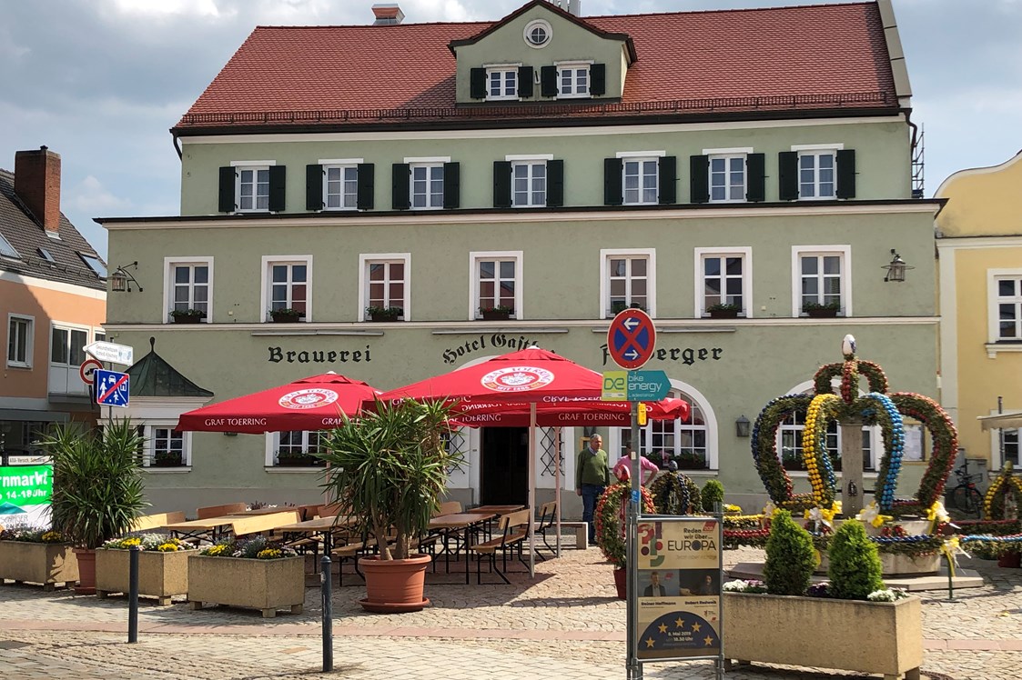 Restaurant: Aussenansicht - BIergarten auf dem Marktplatz - Hotel Brauereigasthof Amberger