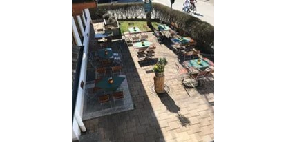 Essen-gehen - rollstuhlgerecht - Oberbayern - Frühlings-Biergarten auf der Westseite vom Hinterwirt - Gasthof Hinterwirt