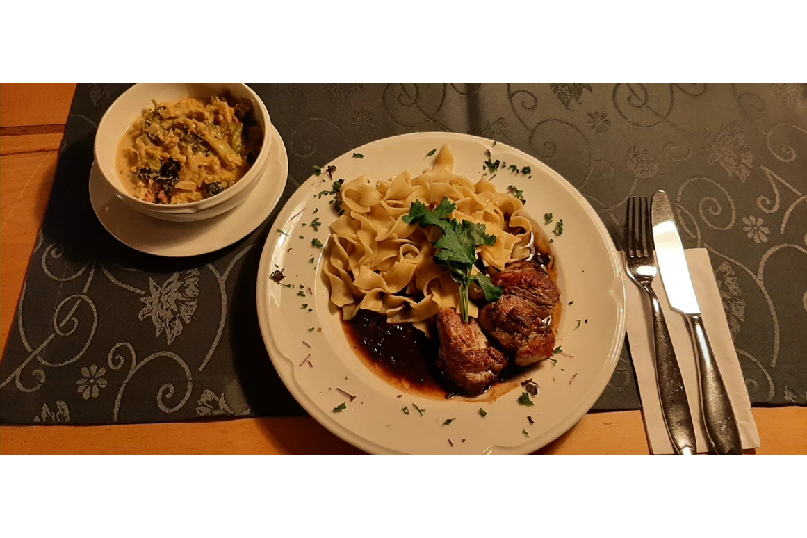 Restaurant: Sautiertes Schweinefilet
Rotweinjus
Hochzeitsnudeln
Rahmwirsing - SophienBäck