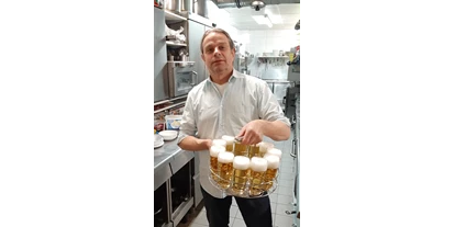 Essen-gehen - Ambiente: klassisch - Der Ladenhüter mit Kölsch im Kranz. Insgesamt 12 Fassbiere warten auf durstige Gäste. - SophienBäck