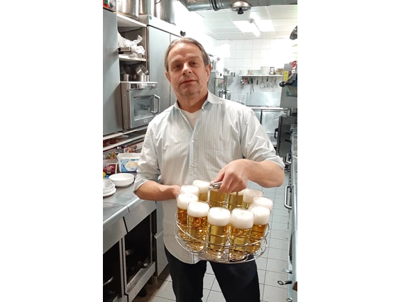 Restaurant: Der Ladenhüter mit Kölsch im Kranz. Insgesamt 12 Fassbiere warten auf durstige Gäste. - SophienBäck