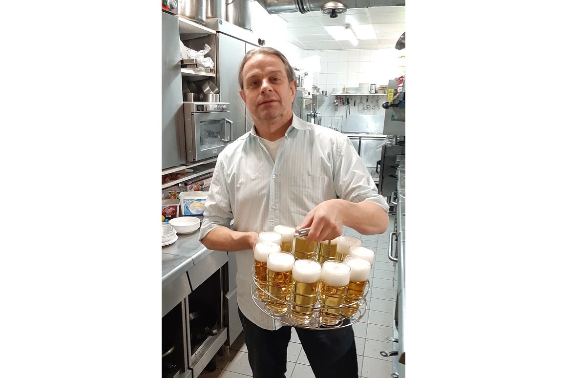 Restaurant: Der Ladenhüter mit Kölsch im Kranz. Insgesamt 12 Fassbiere warten auf durstige Gäste. - SophienBäck