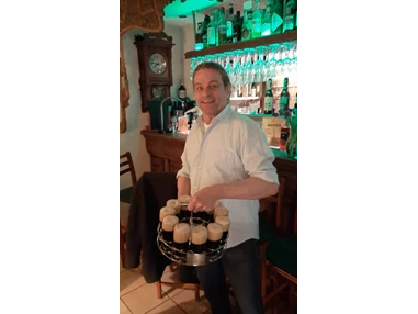 Restaurant: Und jetzt an Sophies Bar mit dunklem Bier
30 schottische Whiskies im Hintergrund - nur Single Malts (Sophie wird der SophienBäck von Stammgästen genannt - SophienBäck