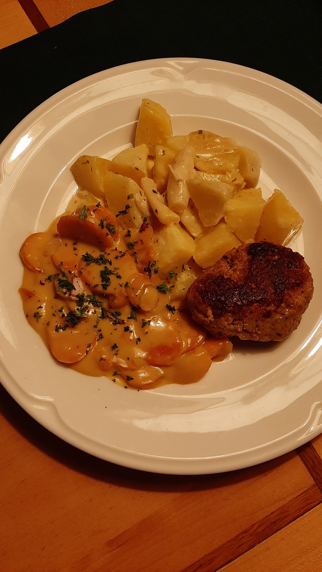 Restaurant: Böpfer (Sophies Fleischküchle) mit Butterkartoffeln und Karotten-Rahmgemüse
12.90 € - SophienBäck