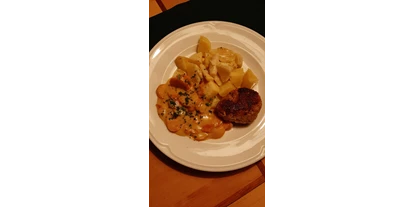 Essen-gehen - Ambiente: klassisch - Böpfer (Sophies Fleischküchle) mit Butterkartoffeln und Karotten-Rahmgemüse
12.90 € - SophienBäck