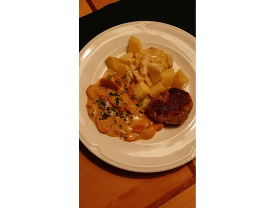 Restaurant: Böpfer (Sophies Fleischküchle) mit Butterkartoffeln und Karotten-Rahmgemüse
12.90 € - SophienBäck