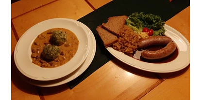 Essen-gehen - Ambiente: klassisch - Fränkische Bratwurschd mit Kraut und Landbrot 11.90 €
daneben
Spinaknödel auf Waldpilzrahm
13.90 € - SophienBäck