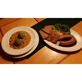 Restaurant: Fränkische Bratwurschd mit Kraut und Landbrot 11.90 €
daneben
Spinaknödel auf Waldpilzrahm
13.90 € - SophienBäck