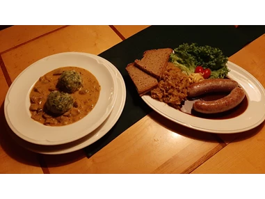 Restaurant: Fränkische Bratwurschd mit Kraut und Landbrot 11.90 €
daneben
Spinaknödel auf Waldpilzrahm
13.90 € - SophienBäck