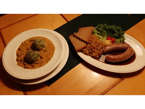 Restaurant: Fränkische Bratwurschd mit Kraut und Landbrot 11.90 €
daneben
Spinaknödel auf Waldpilzrahm
13.90 € - SophienBäck