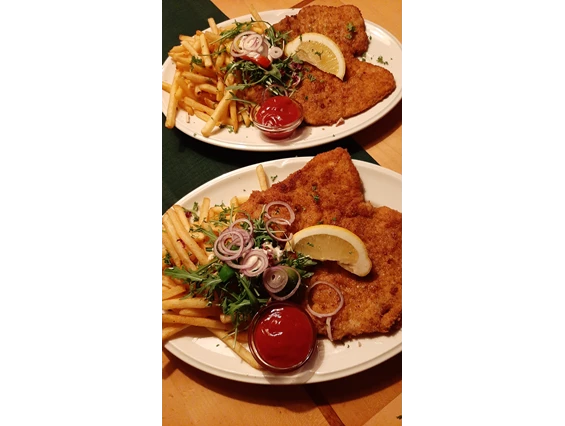 Restaurant: Paniertes Schweineschnitzel, wie es sein soll
Hier mit Julienne Pommes
13.90 € - SophienBäck
