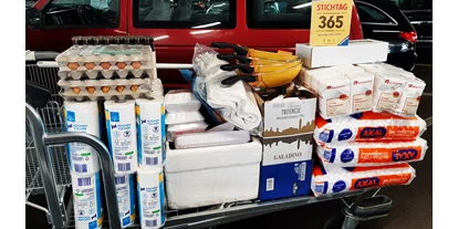 Essen-gehen - Ambiente: klassisch - Und so sieht ein Einkaufswagen typischerweise aus. Gläser, Pfannen, Enthärtersalz, Hygieneartikel und Textilien stehen auf keiner Speisenkarte - SophienBäck