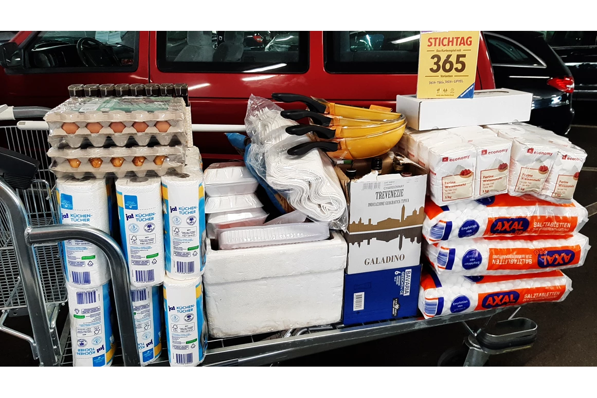 Restaurant: Und so sieht ein Einkaufswagen typischerweise aus. Gläser, Pfannen, Enthärtersalz, Hygieneartikel und Textilien stehen auf keiner Speisenkarte - SophienBäck