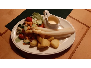 Restaurant: Spargelzeit ab April bis Ende Juni. Hier mit hausgemachter Sauce Hollandaise
14.90 € - SophienBäck