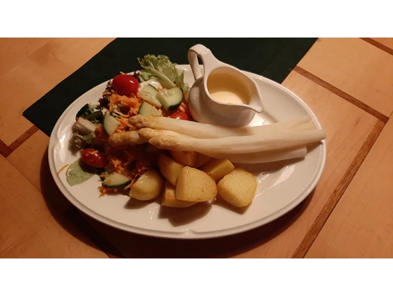 Restaurant: Spargelzeit ab April bis Ende Juni. Hier mit hausgemachter Sauce Hollandaise
14.90 € - SophienBäck