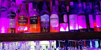 Essen-gehen - Ambiente: klassisch - Aus 30 schottischen Single Malt Whiskies kann gewählt werden. Keine Angst, es ist genug für Alle da. - SophienBäck
