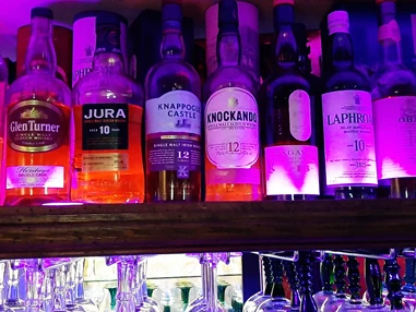 Restaurant: Aus 30 schottischen Single Malt Whiskies kann gewählt werden. Keine Angst, es ist genug für Alle da. - SophienBäck