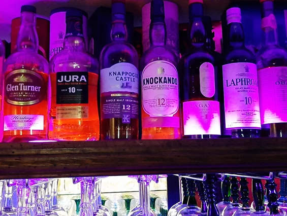 Restaurant: Aus 30 schottischen Single Malt Whiskies kann gewählt werden. Keine Angst, es ist genug für Alle da. - SophienBäck