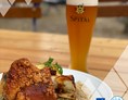 Restaurant: Schweinshaxe mit hausgebrautem Bier - Brauereigaststätte Spitalgarten