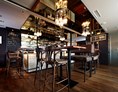 Restaurant: Eine gekonnte Mischung aus traditioneller und neuer Möblierung zieren das Ambiente und sorgen für Wohlfühlatmosphäre. - Schmugglar Restaurant Cafe Bar