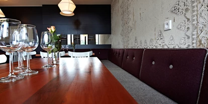 Essen-gehen - Ambiente: klassisch - Nehmen Sie Platz am langen Tisch und eröffnen Sie das gemeinsame Speisen mit Freunden und Familie oder Arbeitskollegen. - Schmugglar Restaurant Cafe Bar