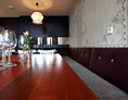 Restaurant: Nehmen Sie Platz am langen Tisch und eröffnen Sie das gemeinsame Speisen mit Freunden und Familie oder Arbeitskollegen. - Schmugglar Restaurant Cafe Bar
