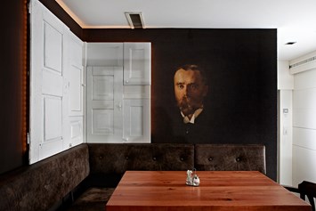 Restaurant: Kunst durfte uns nicht fehlen. Sie verleiht den Innenräumen das gewisse Etwas. - Schmugglar Restaurant Cafe Bar