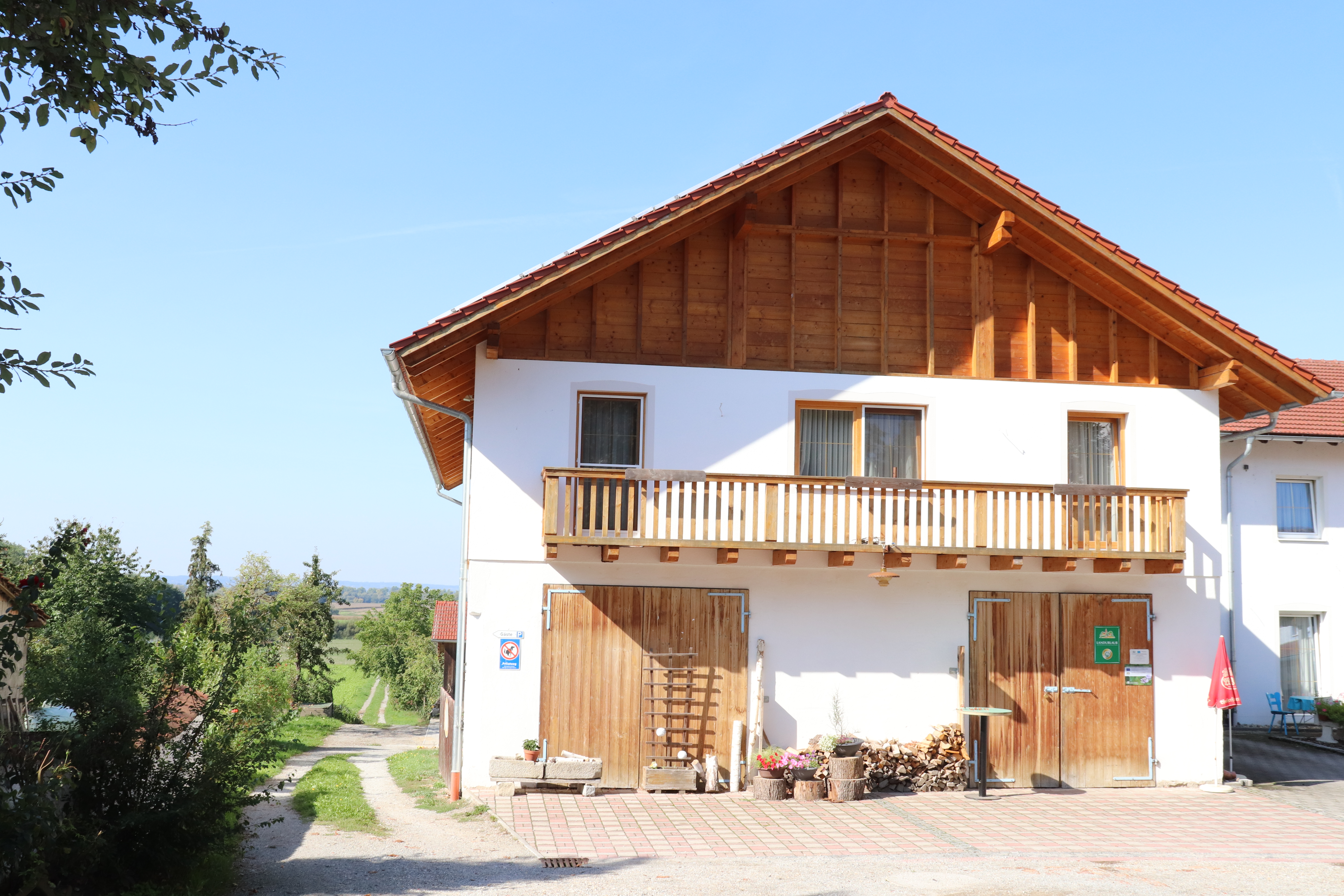 Essen-gehen - Mahlzeiten: Mittagessen - Ostbayern - Parkplatz/Hof - Gasthaus Augenstein