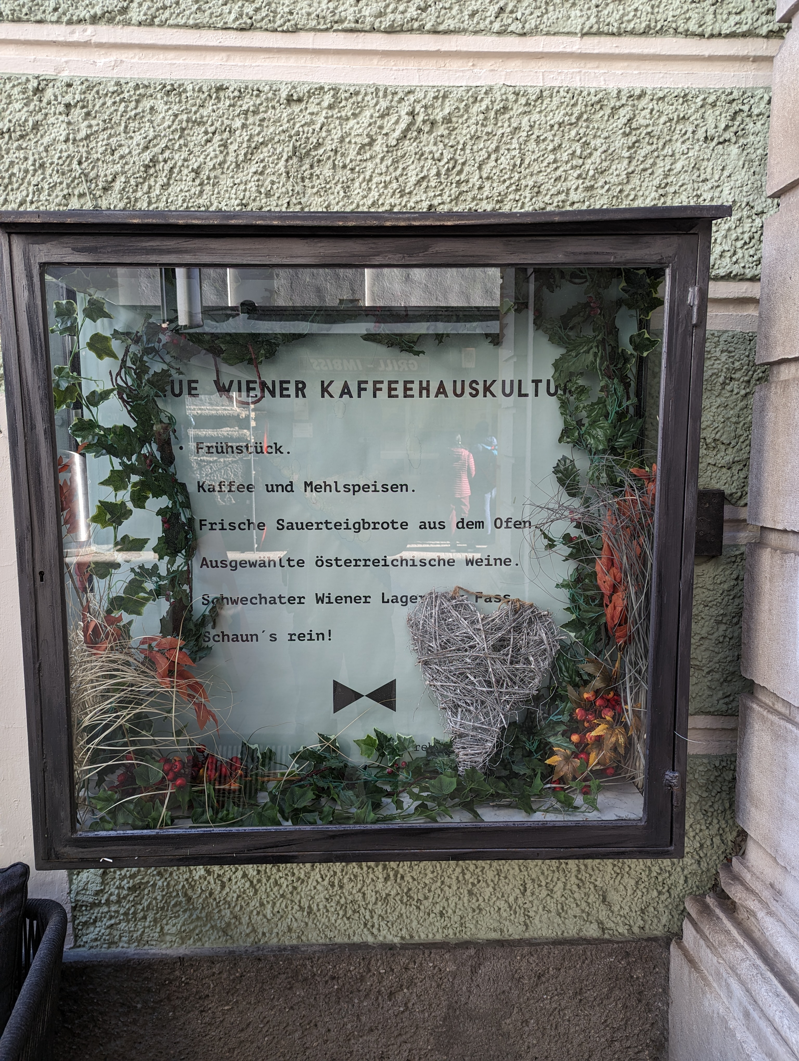 Essen-gehen - PLZ 5082 (Österreich) - Klassische Kaffeehausspeisen - Herr Leopold - Neue Wiener Kaffeehauskultur