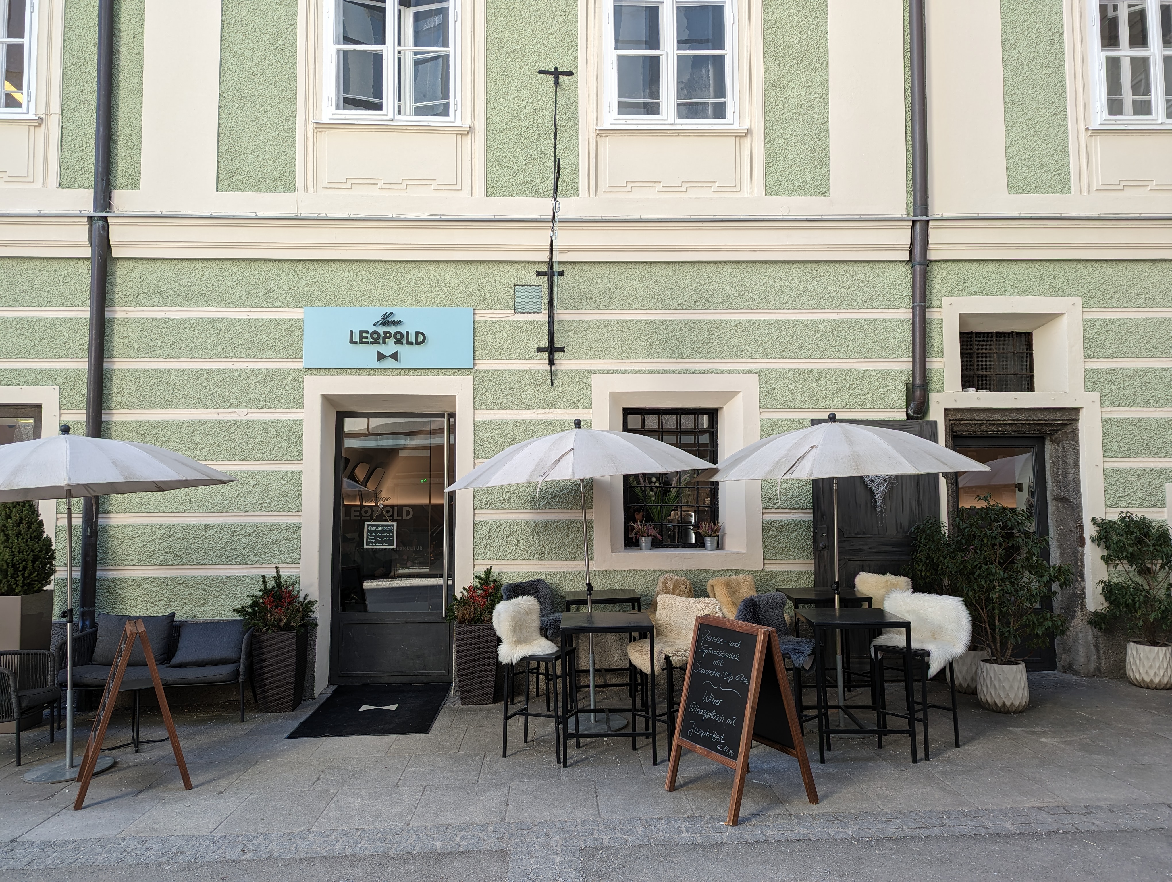 Essen-gehen - PLZ 5082 (Österreich) - Zentrale Lage, gleich beim Universitätsplatz - Herr Leopold - Neue Wiener Kaffeehauskultur