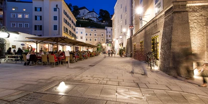 Essen-gehen - Ambiente: klassisch - Mediterranes Piazza- und Flaniermeilen-Feeling im Sommer auf zwei Seiten des Gablerbräu: Am Cornelius-Reitsamer-Platz mit seinen architektonisch aufsehenerregenden „Wasserspielen“ und in der Linzer Gasse. Entweder rege Betriebsamkeit in der Sommersaison am Cornelius-Reitsamer-Platz oder „Sehen und Gesehen Werden“ in der Linzer Gasse: Viele sagen, in diesen beiden Schanigärten sitzt man derzeit in der Rechten Altstadt am schönsten! Brunnen und Wasserrinne mutieren im Sommer zu Salzburgs einzigem "Altstadt-Freibad" für die kleinen Gäste. - Gablerbräu