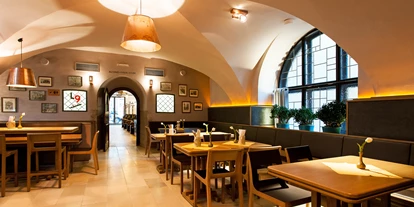 Essen-gehen - Ambiente: klassisch - Botenstube: Der moderne Allrounder im Gablerbräu. Das Bindeglied zwischen Richard-Mayr- und Wappenstube: Bierbar und modernes Ambiente in einem Raum. Ideal für den schnellen Mittagsgast, die feucht-fröhliche Runde am Abend oder den Gast von auswärts. Neben Barplätzen und normalen Tischen auch Hochtisch-Sitzplätze. Die „Botenstube“ heißt seit mehr als 100 Jahren so. Wir haben den Namen trotz des modernen Interieurs beibehalten. - Gablerbräu