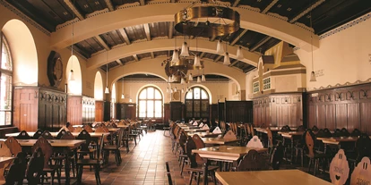 Essen-gehen - rollstuhlgerecht - Salzburg-Stadt Liefering - Saal 1 - Der Stockhammersaal
Launige Inschriften, Wort- und Bildrätsel auf den Wänden prägen das Bild dieses Raumes, der als Nichtrauchersaal geführt wird. - Augustiner Bräu Kloster Mülln Salzburg